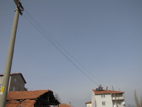 Birbirine Sürten Sarkık Elektrik Telleri Tehlike Saçıyor