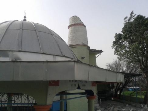Yunusemre'de Şiddetli Lodos Cami Minaresini Yıktı