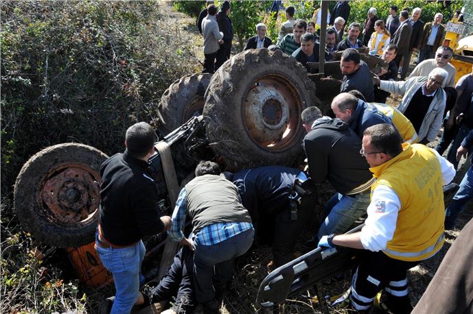 Devrilen traktörde sıkışan sürücü vinç yardmıyla kurtarıldı
