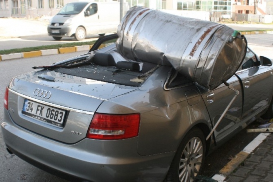 Lüks Aracın Üzerine Su Varili DÜştü