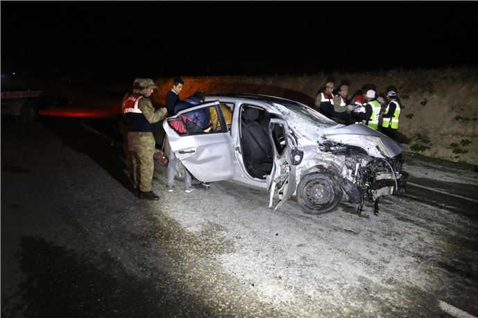 Adıyaman'da iki otomobil çarpıştı 1 ölü, 4 yaralı