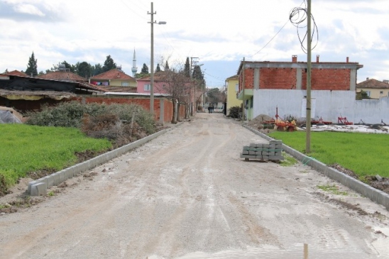 Develi Mahallesi Bağlantı Yoluna Kilit Parke Taşı Döşeniyor