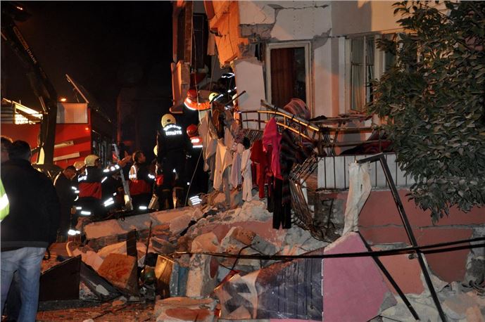 Mersin'de iki katlı ev çöktü