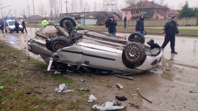 Otomobil Takla Atarak Ters Döndü