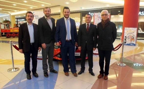 Alış Veriş Merkezinden Kazandığı Otomobili Vakfa Bağışladı