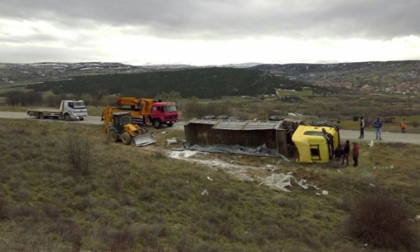 Konya-Isparta Karayolunda Tir Devrildi 2 Yaralı
