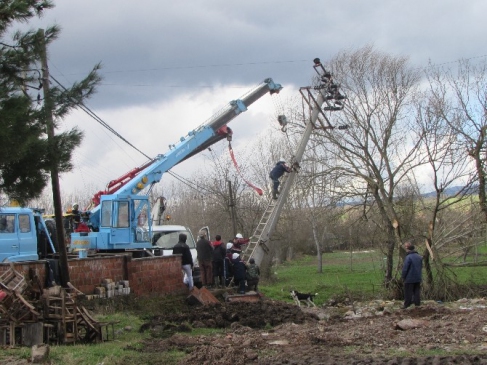Devrilen Elektrik Direklerinin Tamiratı Yapılıyor
