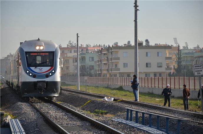 Mersin'de trenin çarptığı kişi öldü