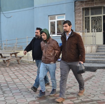 Öldürdükleri Arkadaşının Cenazesine Gidip Saf Tuttular