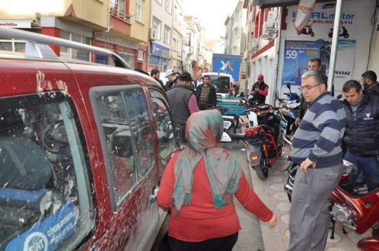 Fren Yerine Gaza Basan Sürücünün Dükkana Daldığı Anlar Kamerada