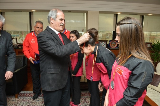 Genç Atletler Altınla Ödüllendirildi