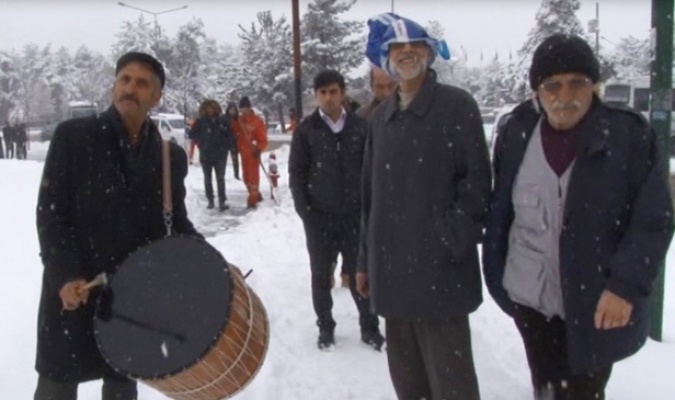 Kar Yağışını Davul Çalarak Kutladılar