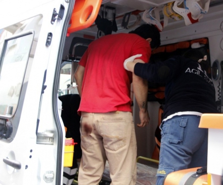 Yol Verme Kavgasında Kalçasından Bıçaklandı