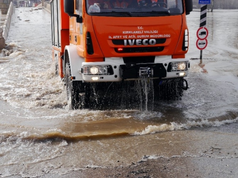 Edirne'de Yol Açma Çalışmaları Sürüyor