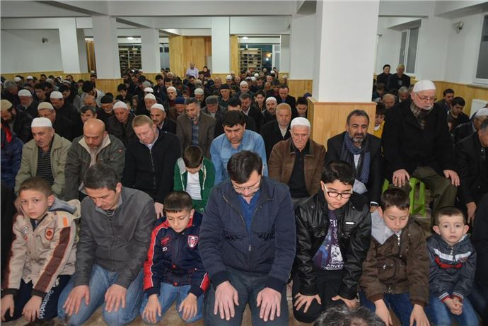 Çocuklar ebeveynleriyle sabah namazını camide kılıyor