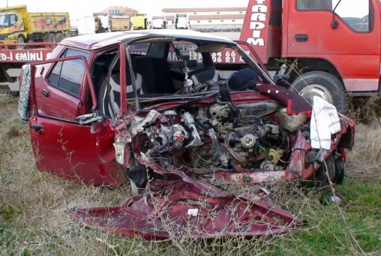(Düzeltme) Otomobil Tir'a Arkadan Çarptı 1 Ölü 2 Yaralı