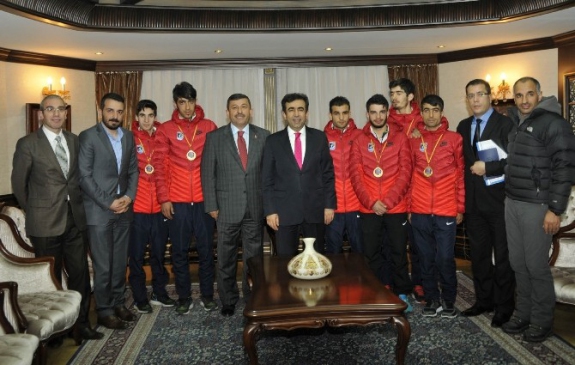 Darıca Kupayı Vali Güzeloğlu Na Götürdü