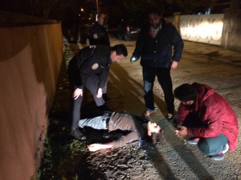 Bileklerini Kesen Şahıs Hastanelik Oldu