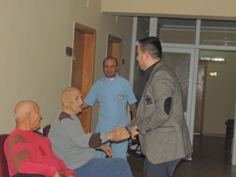 İsa Karamehmetoğlu Huzurevini Ziyaret Etti
