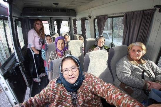 Bayraklı'da Yaşlı Vatandaşlara Ücretsiz Servis