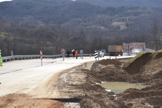 Oylat Yolu İkiye Bölündü