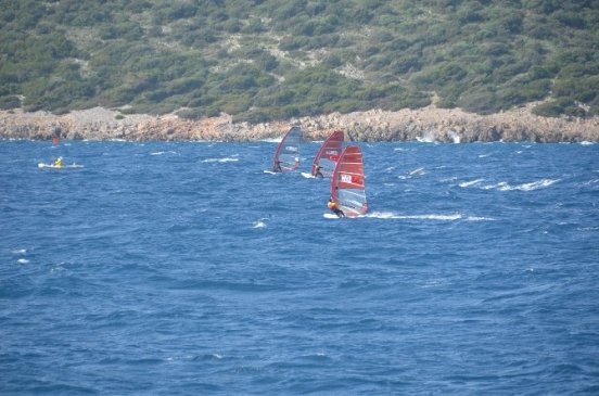 Sörfçüler Esen Sert Rüzgara Rağmen Mücadeleyi Sürdürüyor