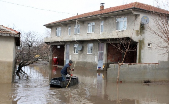 (Özel Haber) Evlerine Kayıkla Girip Çıkıyorlar