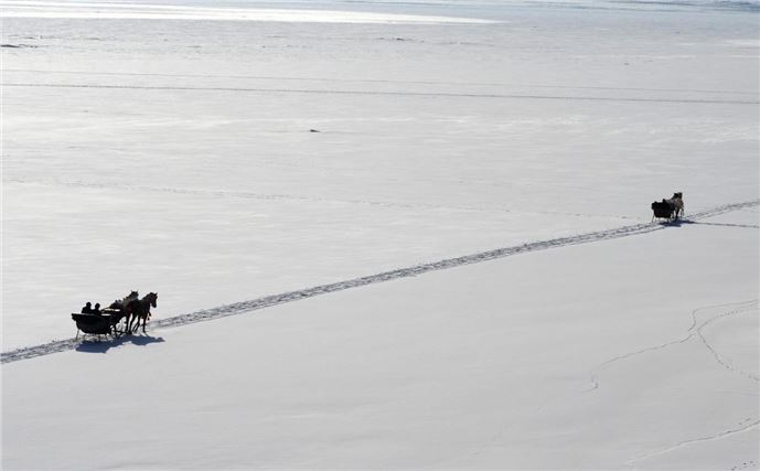 Buz tutan Çıldır Gölü, Atlı kızakçıların ekmek kapısı oldu