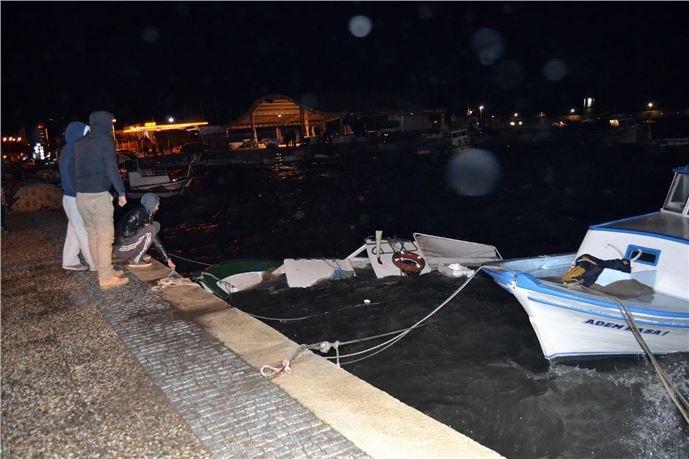 Ayvalık'ta fırtına, balıkçı teknelerini batırdı
