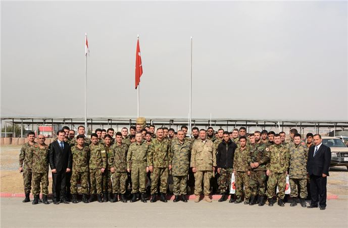 Afganistan'daki Türk birliğinden öğrencilere yemek