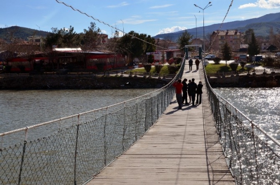Osmancık'ta Güneş Yüzünü Gösterdi Vatandaş Irmak Kıyısına Akın Etti