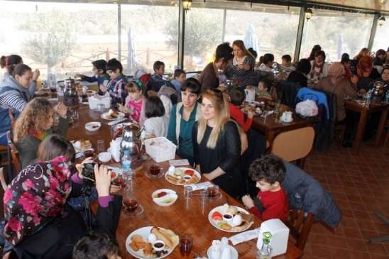 Ak Kadınlar Kimsesiz Çocuklarla Buluştu