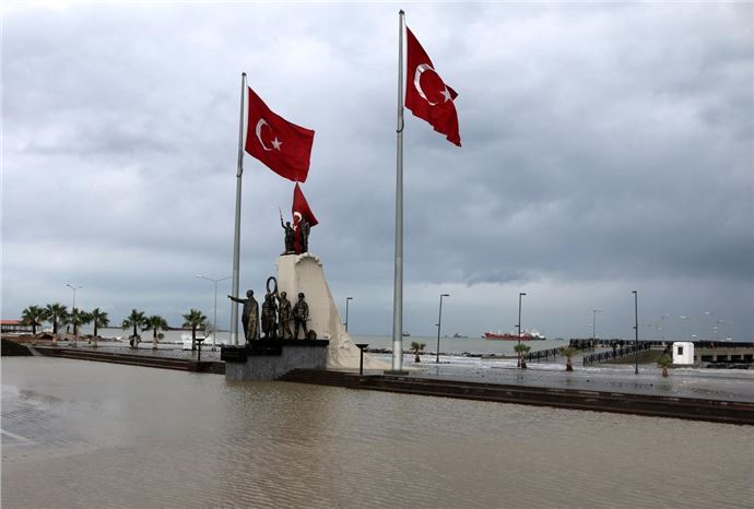 İskenderun'da sağanak ve fırtına nedeniyle deniz taştı