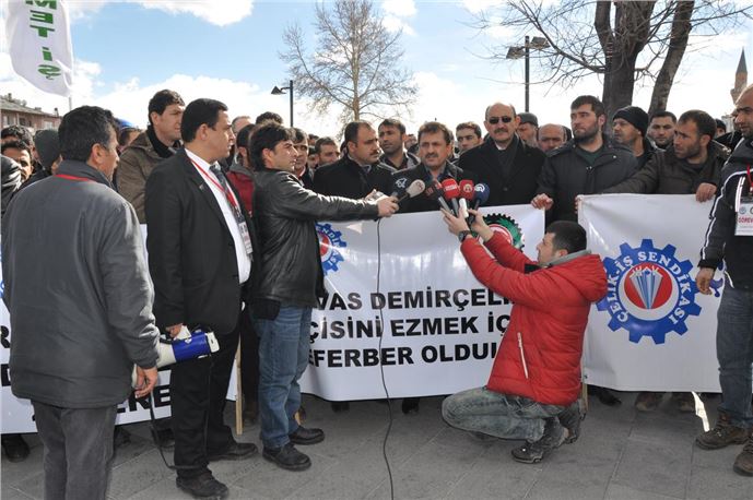 Demir Çelik işçilerinden maaş eylemi