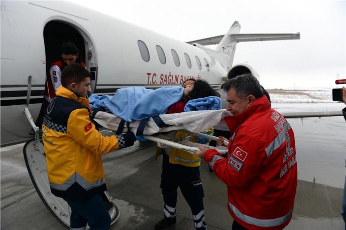 Ambulans uçak genç öğretim görevlisi için uçtu
