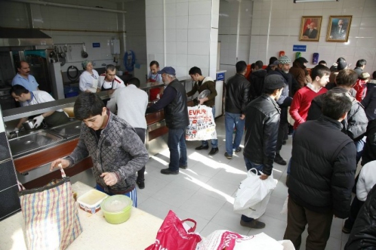 Odunpazarı'ndan Yüzlerce Afgan Ve Türkmene Sıcak Yemek