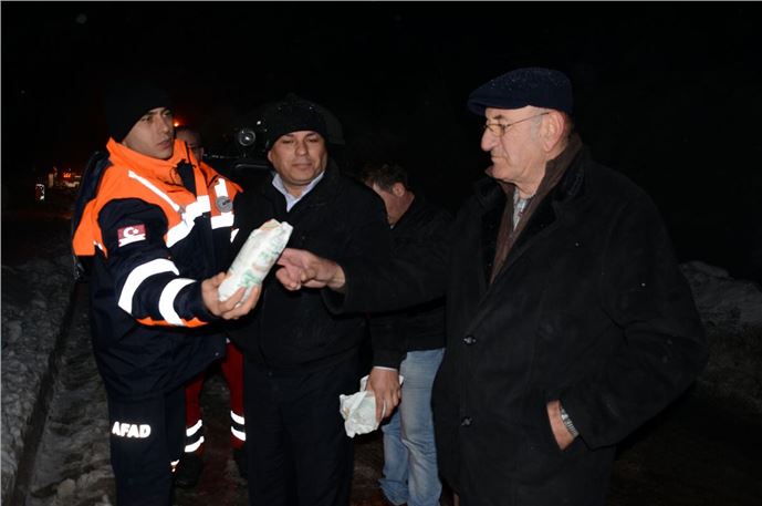 AFAD'dan yolda kalanlara yardım