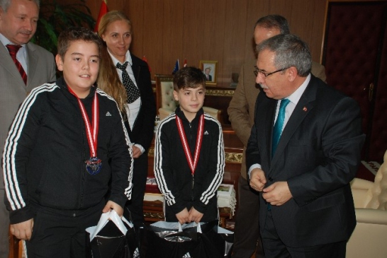 Vali Nayir Başarılı Haltercileri Ödüllendirdi