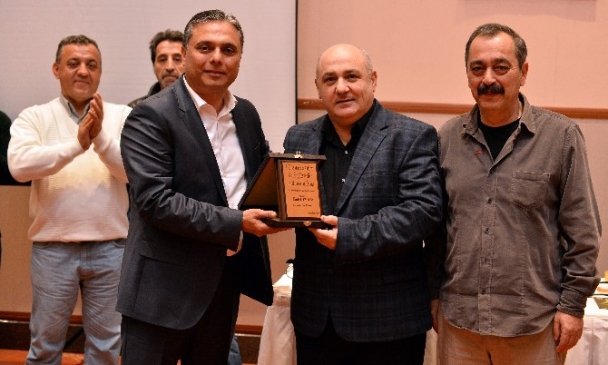 Başkan Uysal'a Briççilerden Plaket