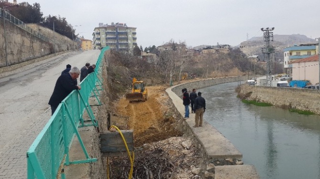 Darende'de Tohma Çayı Kenarı Yol Düzenleme Çalışmaları Yapılıyor