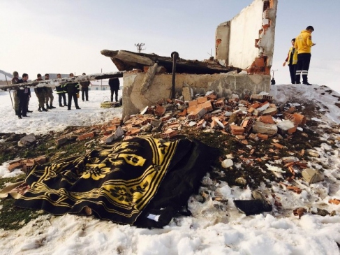 Su Deposu Çocukların Üzerine Çöktü 1 Ölü 1 Yaralı