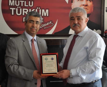 İtfaiye Daire Başkanı Alpman'a Plaket