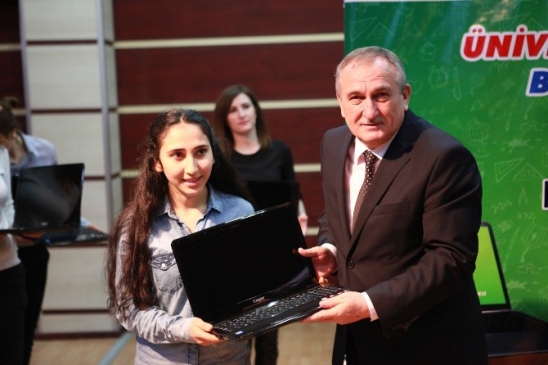 Bolu Belediyesi Başarılı Öğrencilere Laptoplarını Dağıttı