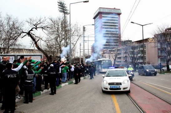Bursaspor'a Taraftardan Coşkulu Karşılama