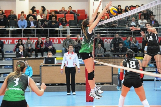 Büyükşehirli Voleybolcular Yüzleri Güldürdü