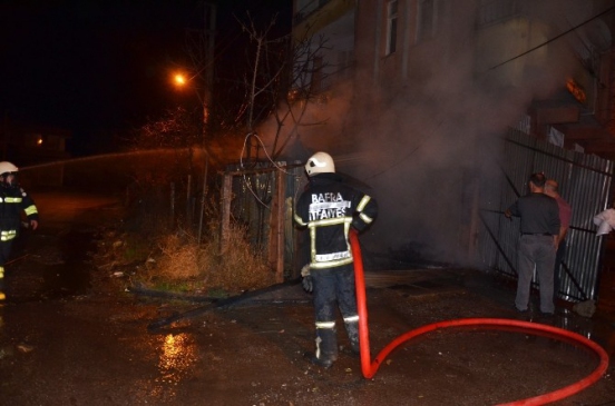 Garaj Yangını Mahalleliyi Sokağa Döktü