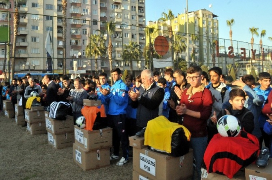 Akdeniz Belediyesi Amatör Kulüplere Malzeme Dağıttı