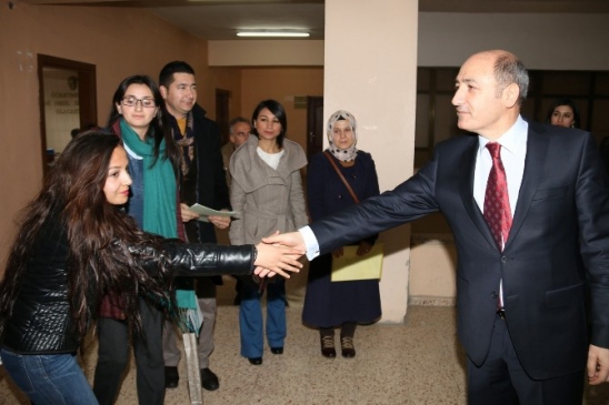 Öğretmenlere Çiçekli Karşılama