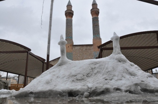 Kardan Çifte Minare'nin Minyatürünü Yaptı