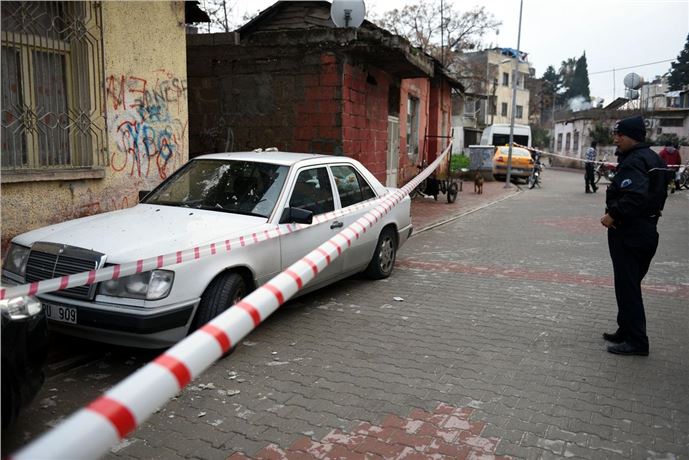 Mersin'de iki katlı evin çökmesi